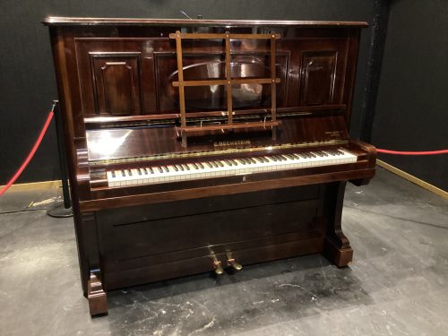 Descubre la perfección musical con el Piano Vertical Bechstein Mod-7, un instrumento de calidad excepcional que te transportará a un mundo de melodías inigualables