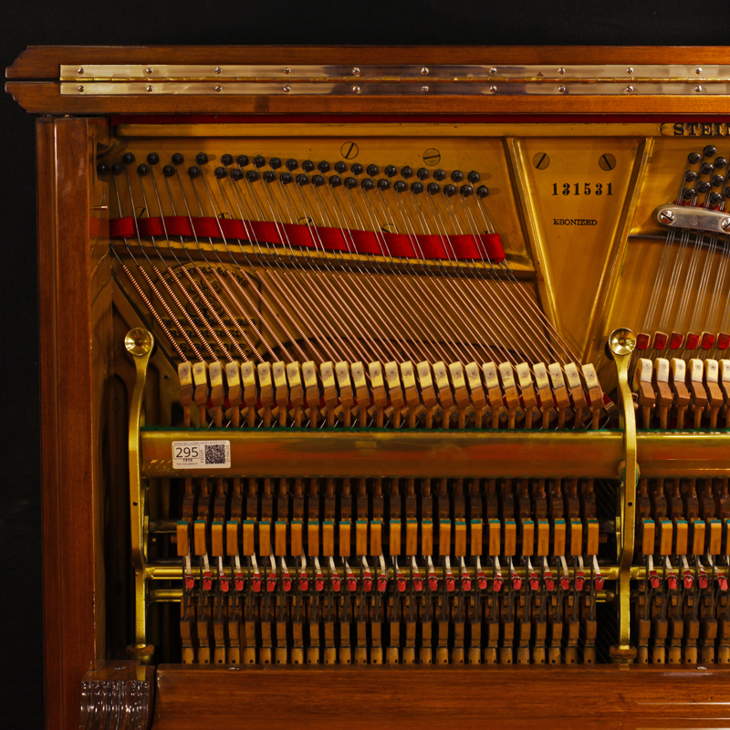 Interior del piano vertical Steinway & Sons K52 con arpa y cuerdas originales