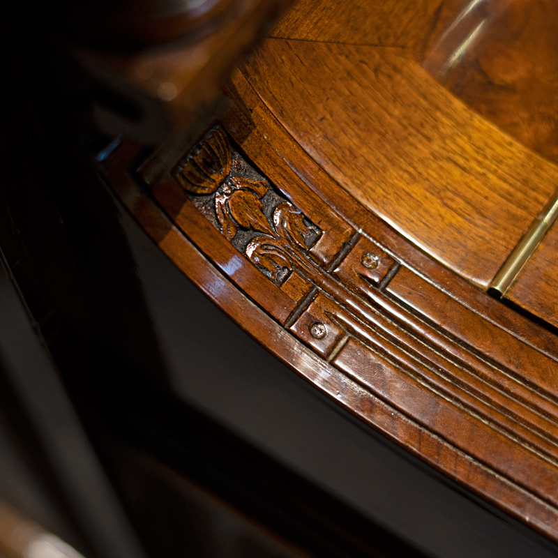 Detalle decorativo del mueble del piano Geissler Zeitz.