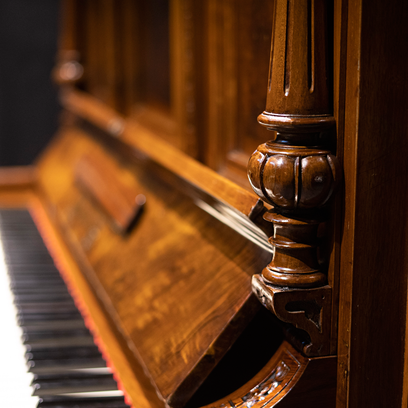 Detalle decorativo del mueble del piano Geissler Zeitz.
