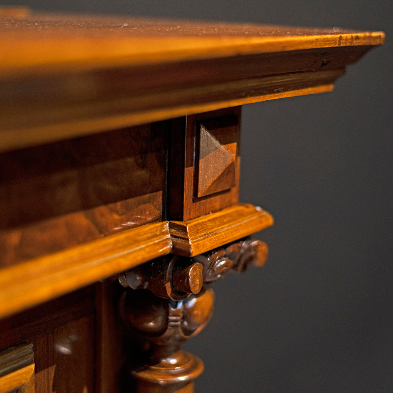 Detalle del mueble en nogal y caoba del piano Geissler Zeitz.