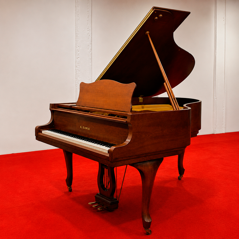 Piano de cola Kawai KG-2E Chippendale fabricado en Japón en 1987.