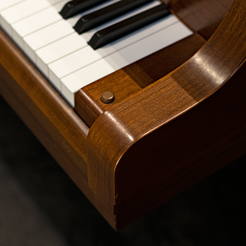 Teclado de 88 notas del piano Kawai KG-2E.